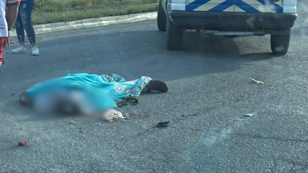 Muere motociclista tras ser embestido por tráiler en Apodaca