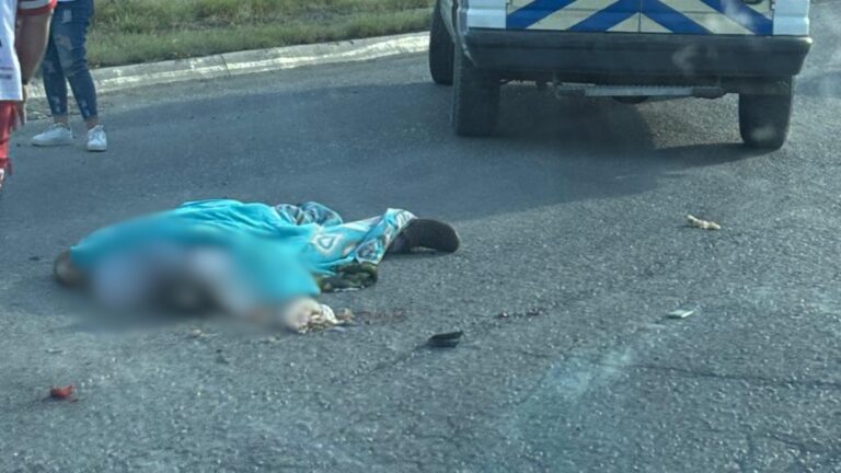 Muere motociclista tras ser embestido por tráiler en Apodaca