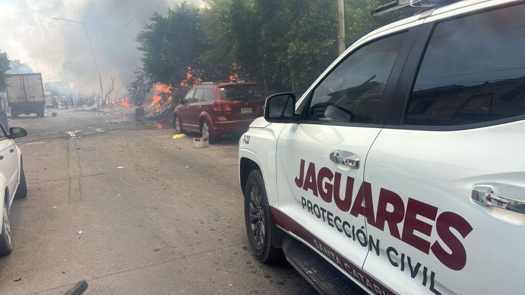 Incendio consume 4 tejabanes en Santa Catarina, Hay un lesionado