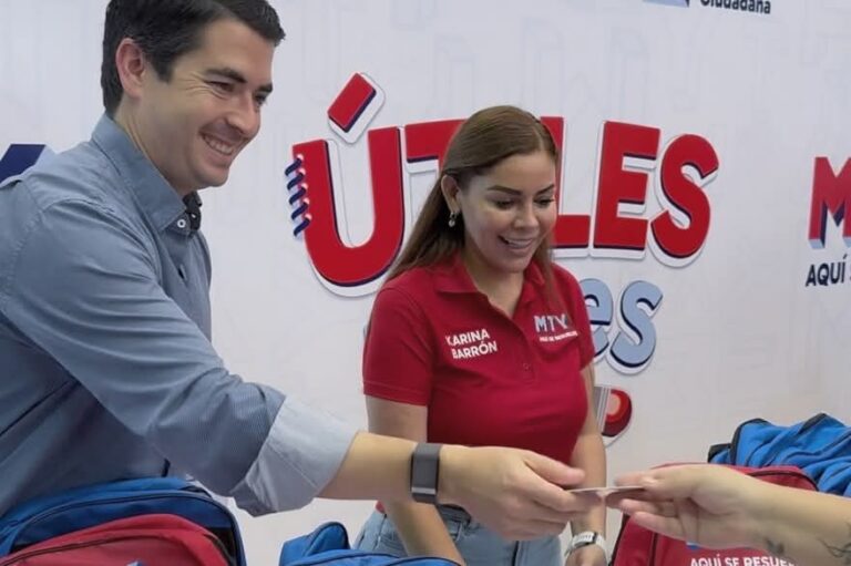 Entrega Karina Barrón  útiles escolares gratis en Monterrey