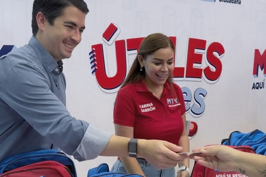 Entrega Karina Barrón útiles escolares gratis en Monterrey