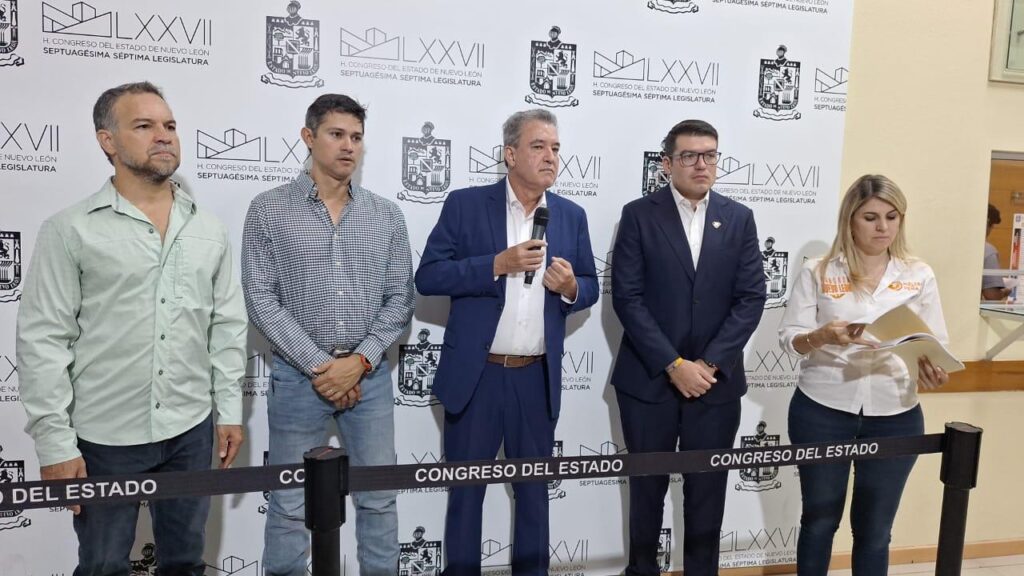 Presenta gobierno de NL iniciativa para Transporte Escolar Obligatorio