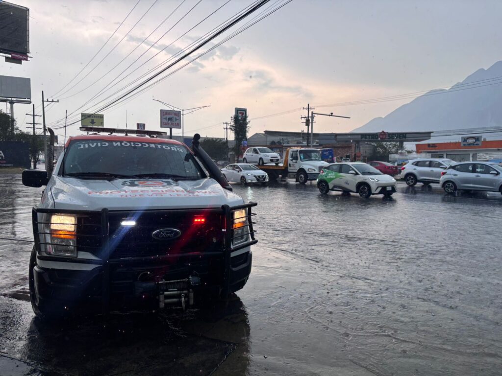 Sorprende Tormenta eléctrica a regios