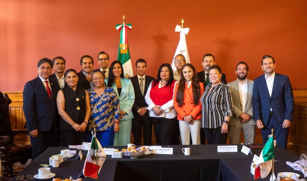 Fortalece Mike diálogo con diputados federales
