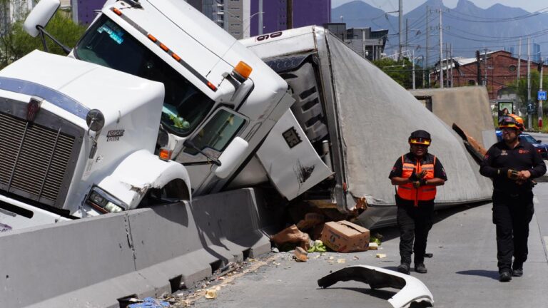 Tráiler volcado sobre Díaz Ordaz, Monterrey