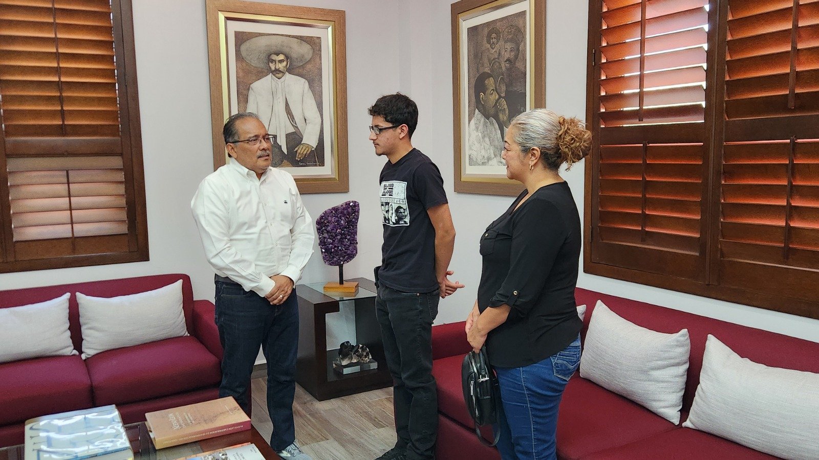 Respalda mijes a joven víctima de robo en Escobedo