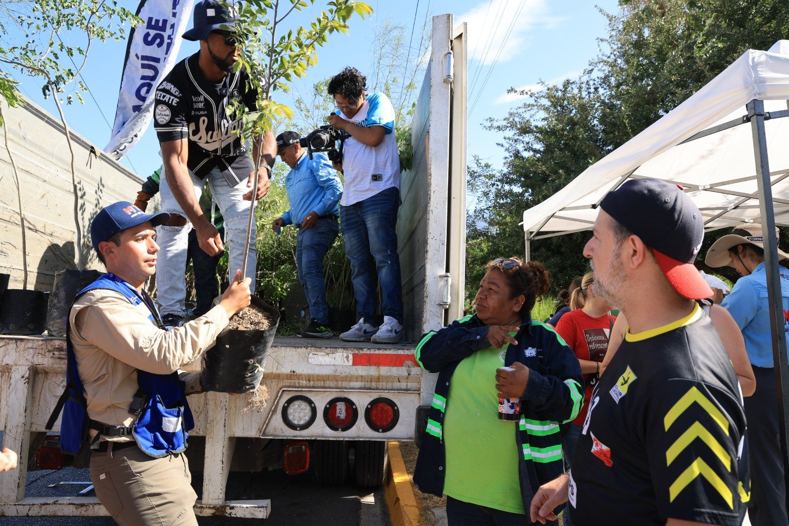 Entrega Monterrey árboles en “Adopta un Árbol Mty”