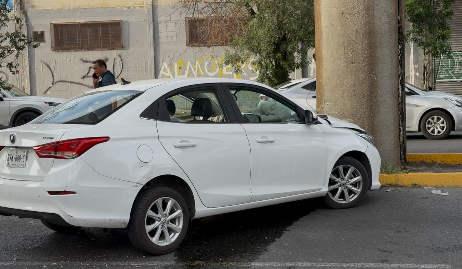 Mujer y dos niños lesionados al impactarse contra columna del Metro