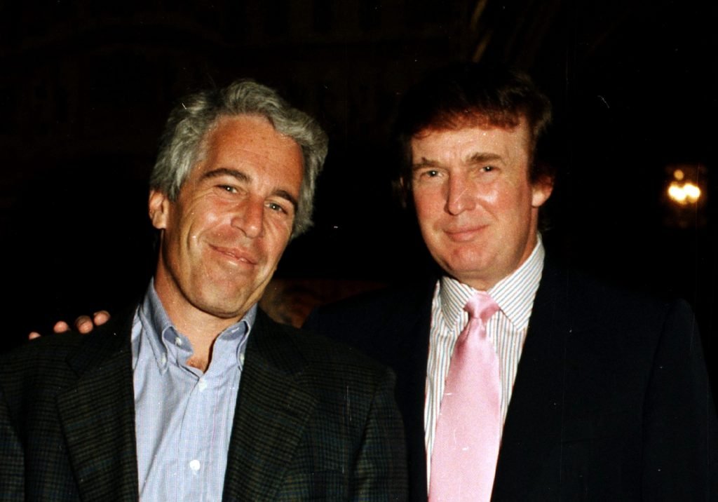 Organización demanda a Trump por documentos del caso Epstein