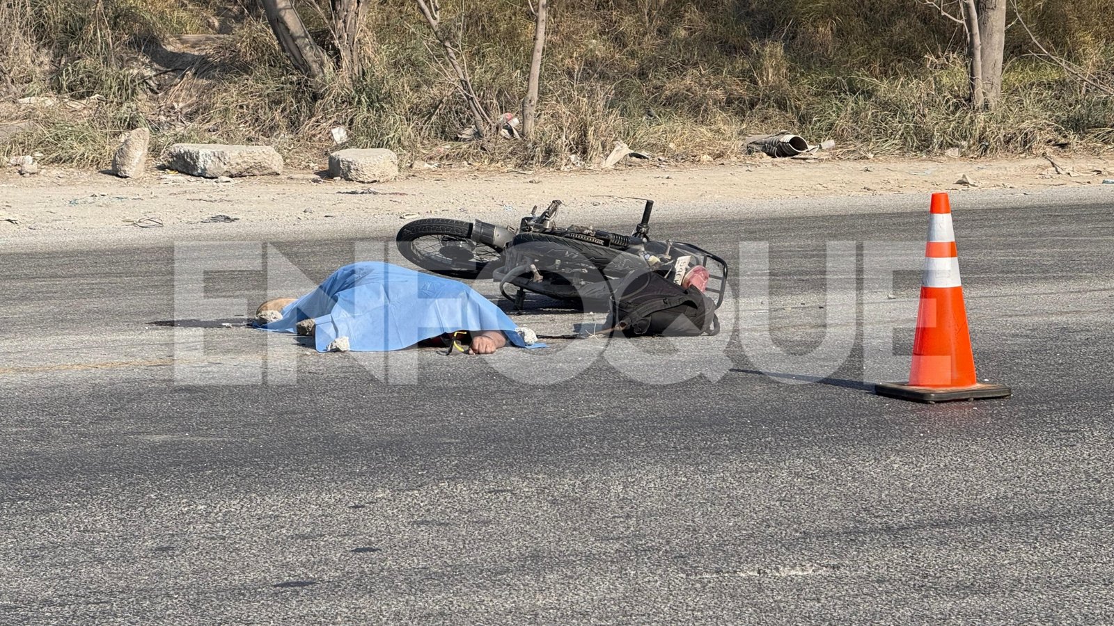 Muere motociclista atropellado en la Carretera a Colombia en Escobedo