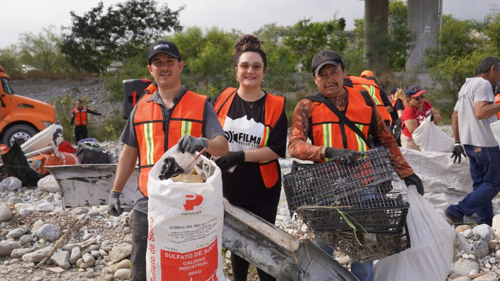 Recolectan 3.5 toneladas en limpieza del río Santa Catarina