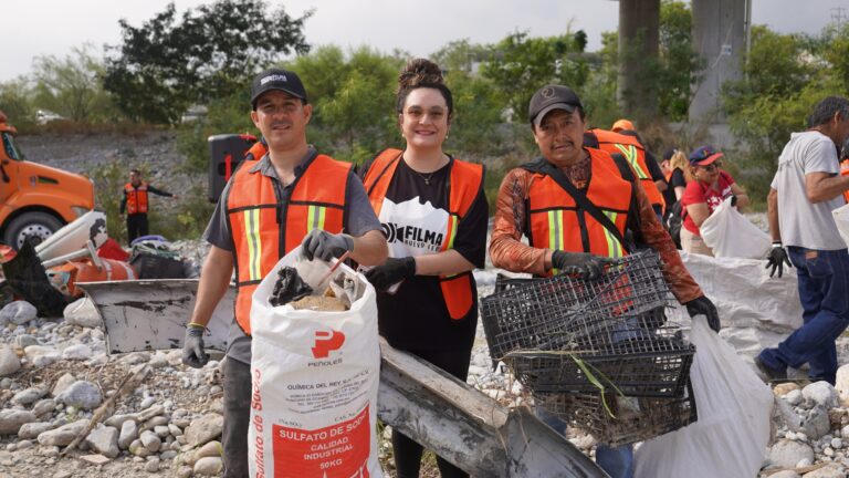 Recolectan 3.5 toneladas en limpieza del río Santa Catarina