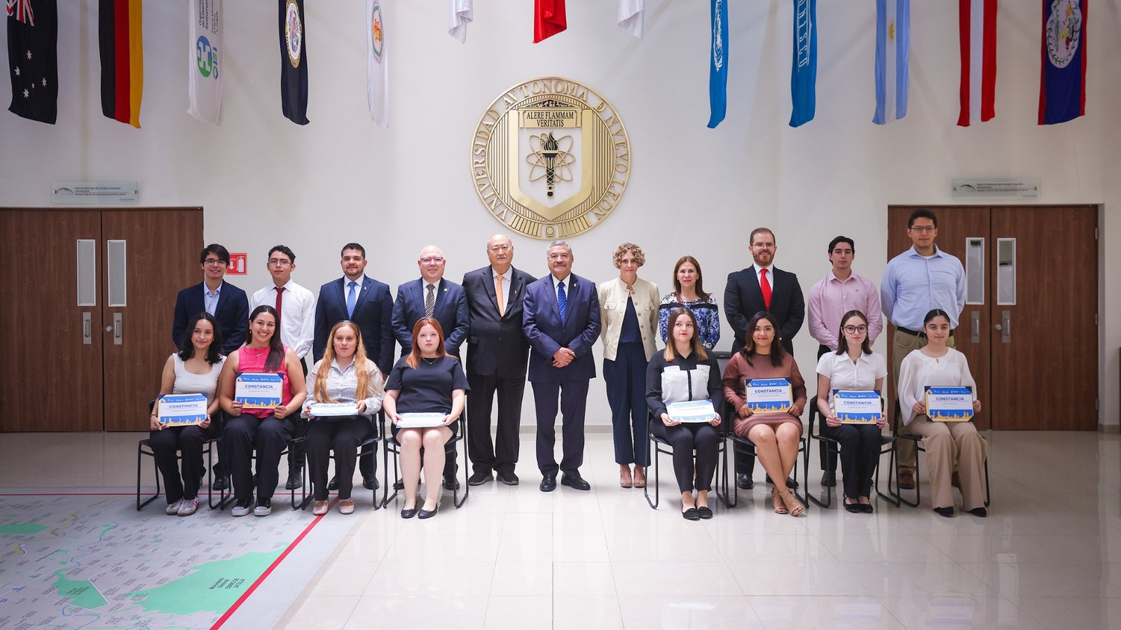 Doce estudiantes de la UANL reciben beca para estudiar inglés en Reino Unido
