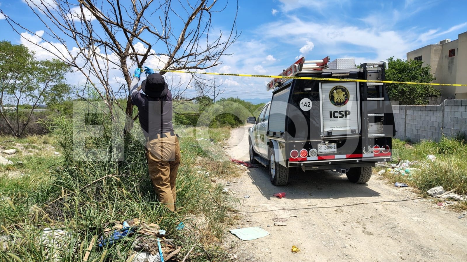 Hallan cuerpo maniatado en terreno baldío de Pesquería