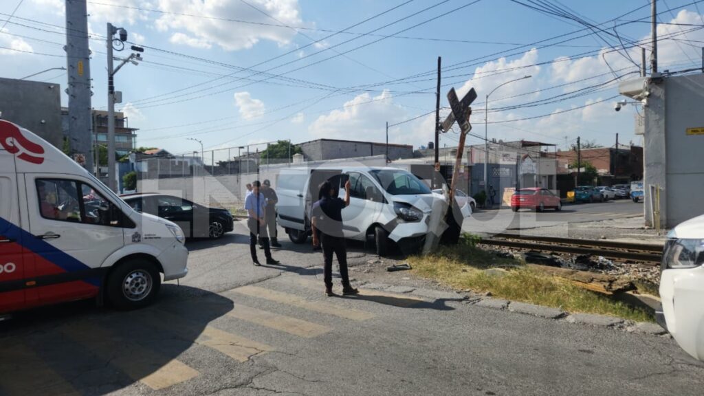 Camioneta es embestida por el tren en Monterrey