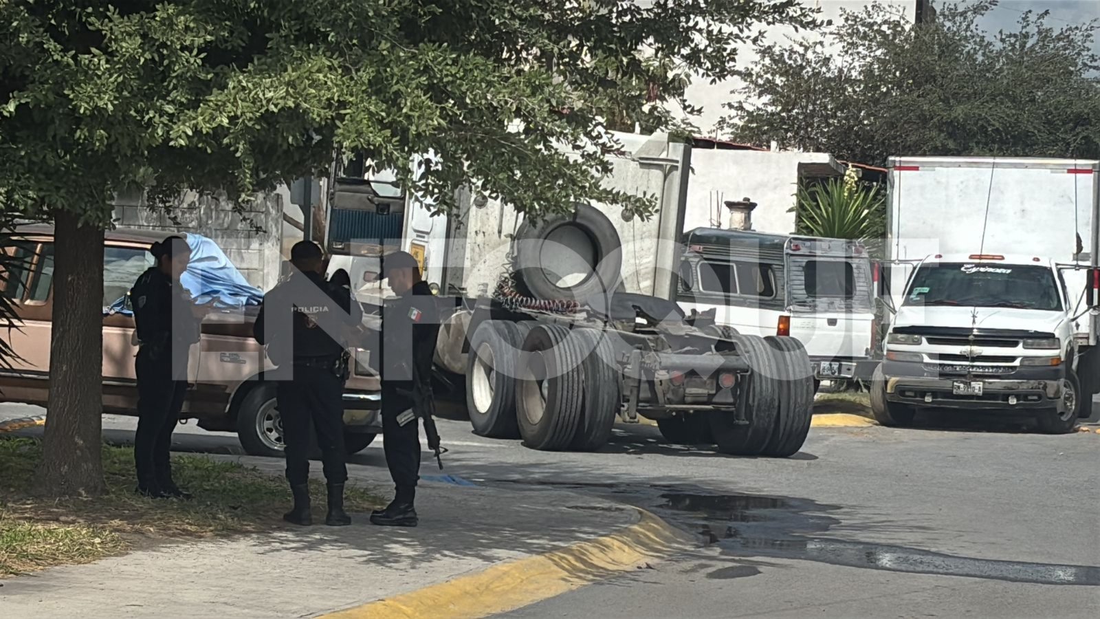 Chofer de tráiler resulta herido en intento de asalto en Apodaca