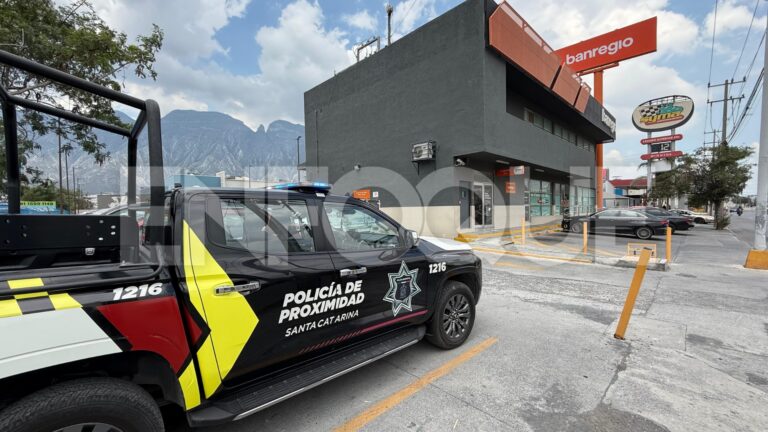 Roban 100 mil pesos a hombre al salir de banco en Santa Catarina