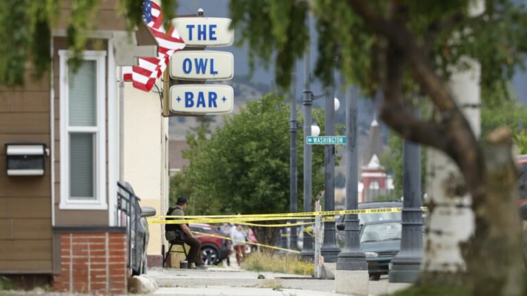 Exmilitar prófugo tras matar a cuatro personas en un bar de Montana