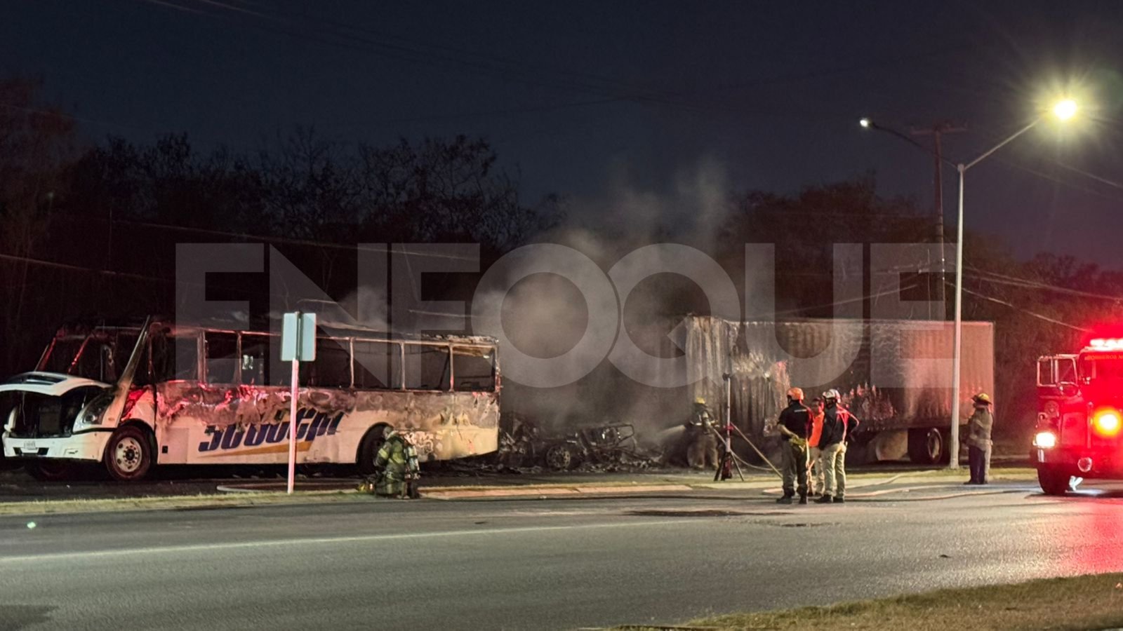 Incendio consume tráiler y camión de personal en Apodaca