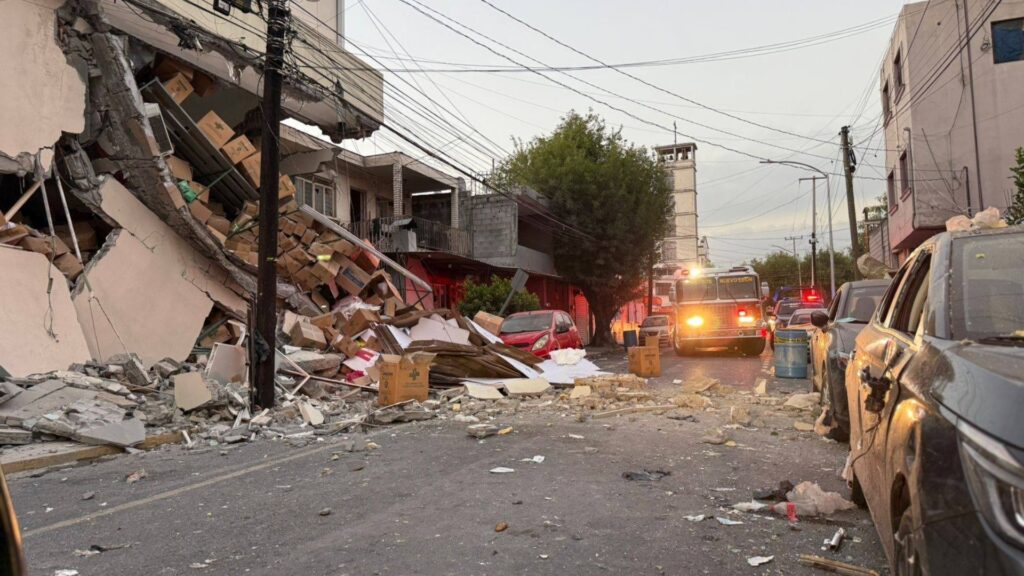 Explosión en almacén de químicos en Monterrey provoca daños millonarios y rescate de 13 familias; autoridades investigan causas y clausuran suministro de gas.