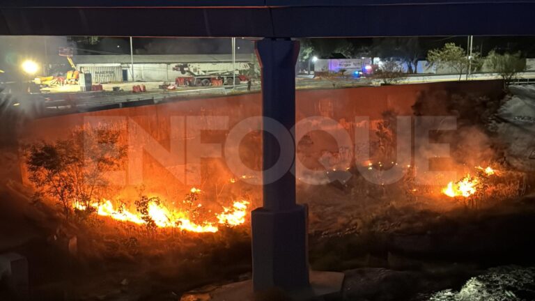 Cierran Constitución por incendio en maleza del río Santa Catarina