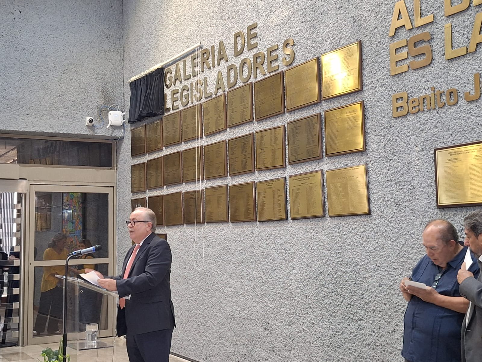 Devela Congreso NL placa en honor a diputados del Primer Congreso