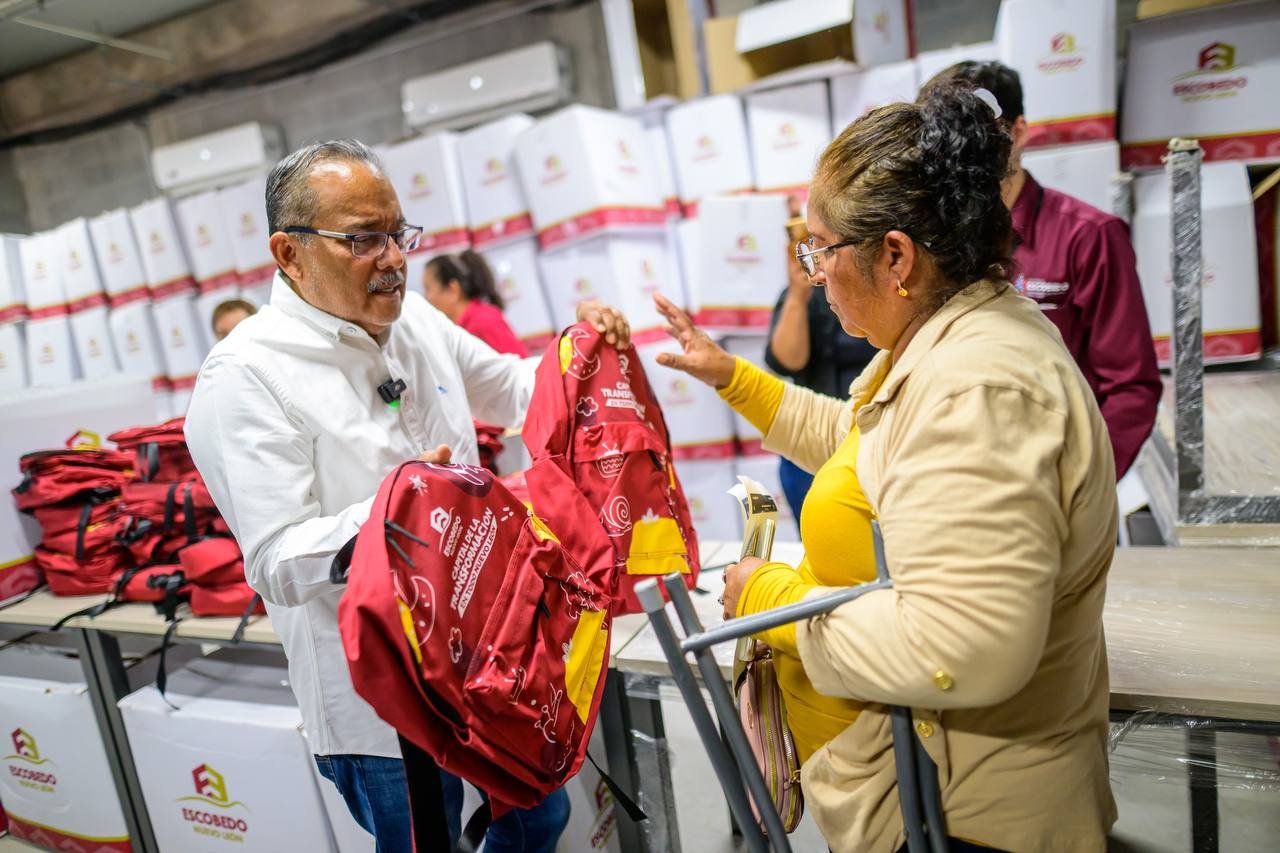 Escobedo inicia entrega de útiles escolares