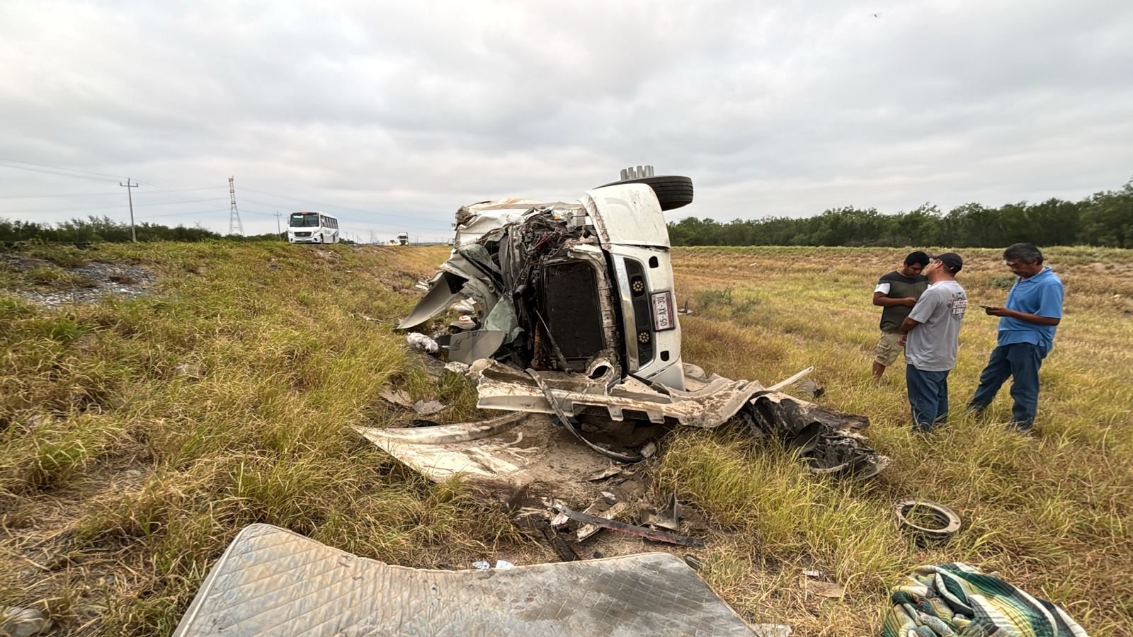 Vuelca tráiler en la Autopista a Laredo en Ciénega de Flores