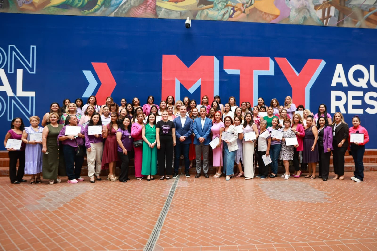 Gradua Monterrey a 100 mujeres en la Academia de Emprendedoras