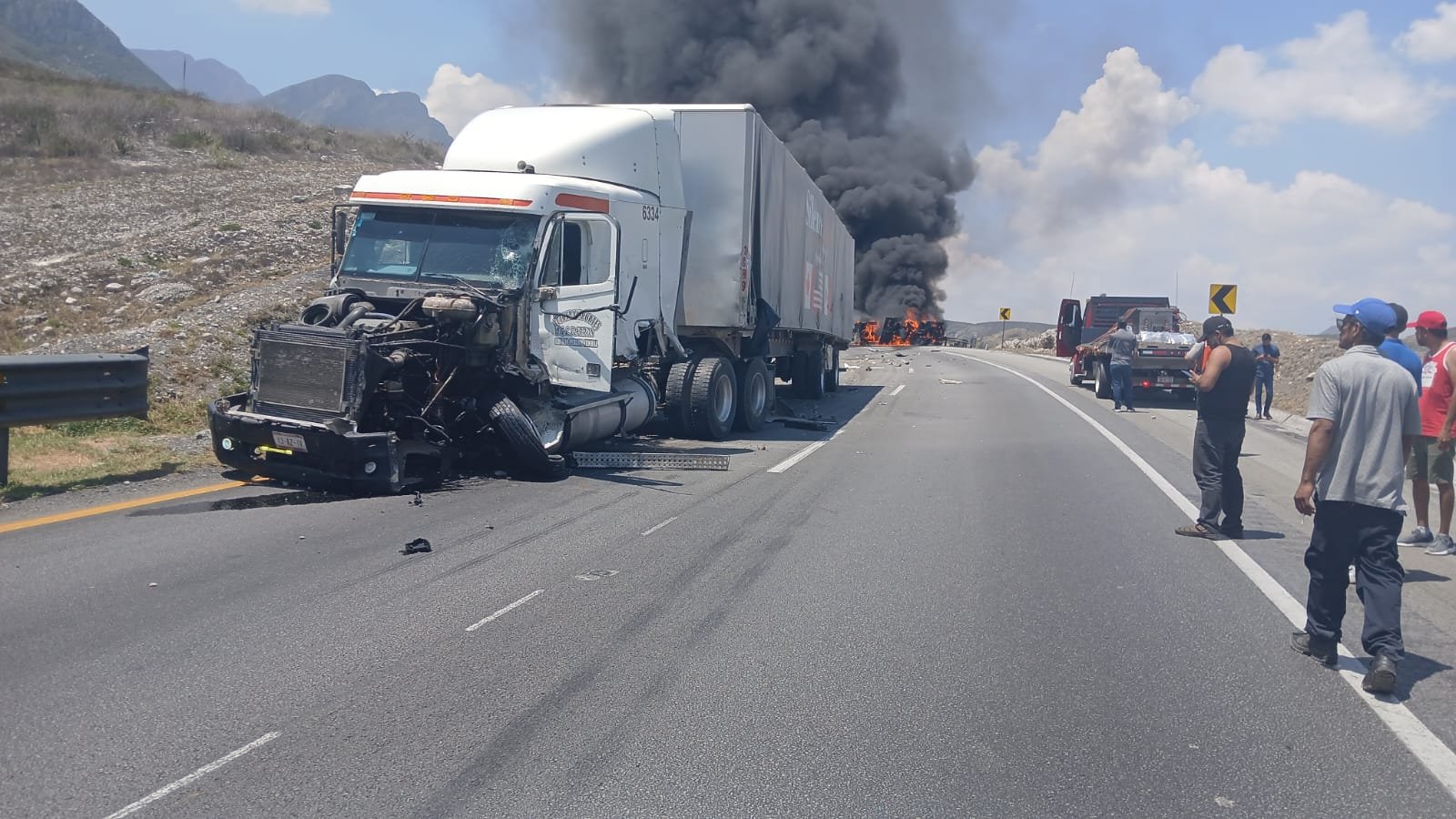 Grúa y camioneta se incendian tras volcadura en la Carretera a Saltillo