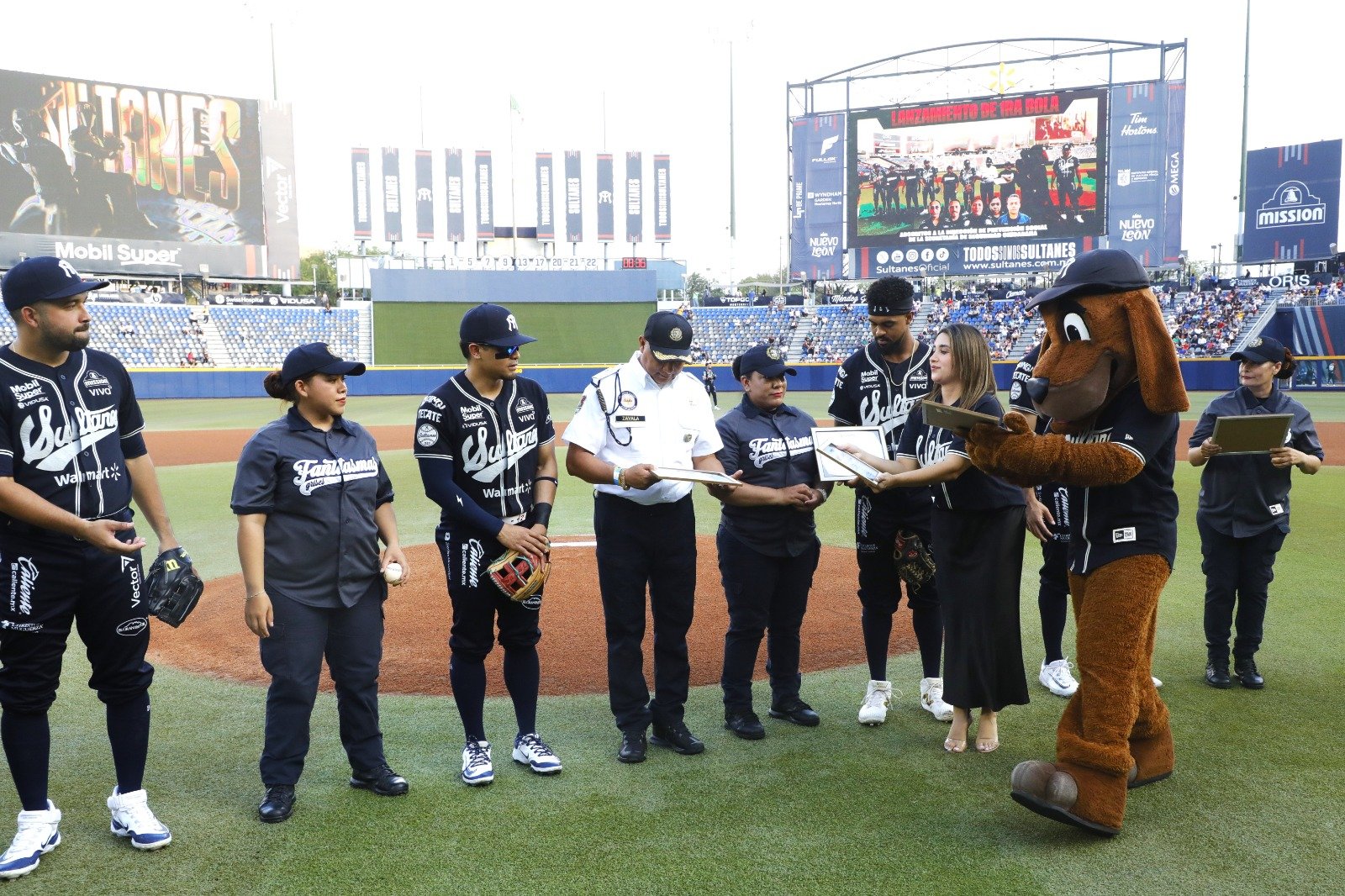 Sultanes rinde homenaje a policías de PROXPOL por salvar a bebé