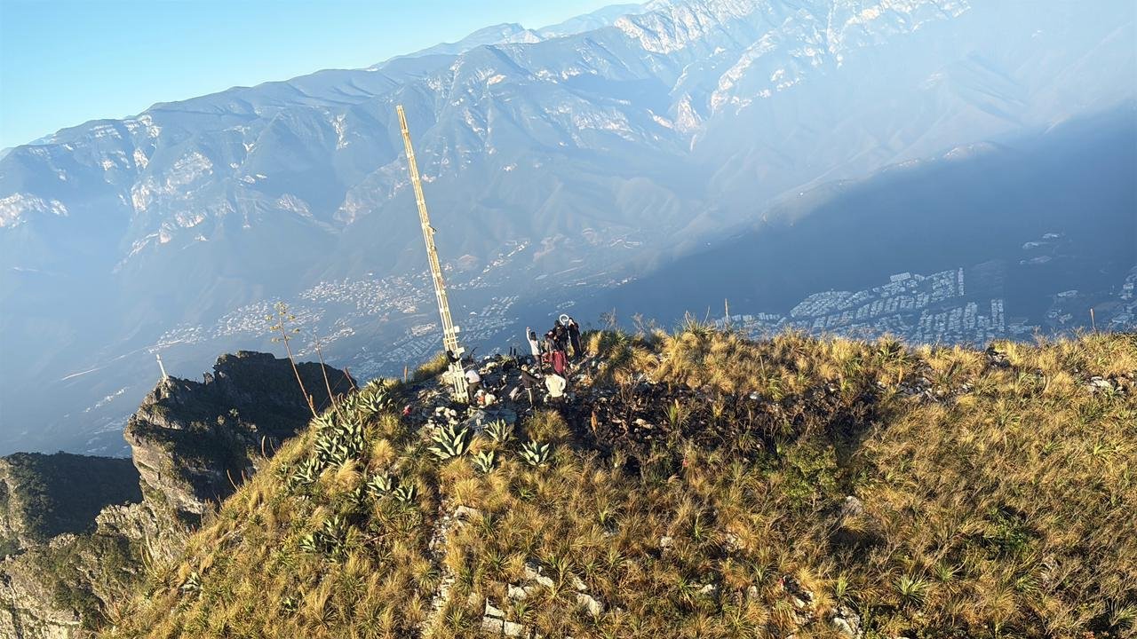 Moviliza incendio en el Cerro de la Silla tras impacto de rayo