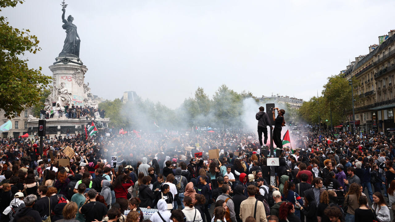 2025-09-10T145629Z-153879267-RC22PGATSD9H-RTRMADP-3-FRANCE-PROTEST-1