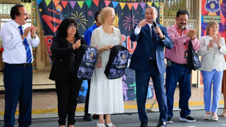 Entrega Héctor García mochilas y útiles escolares