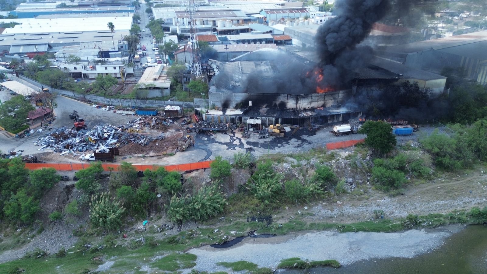 Suspenden empresa en Escobedo tras incendio