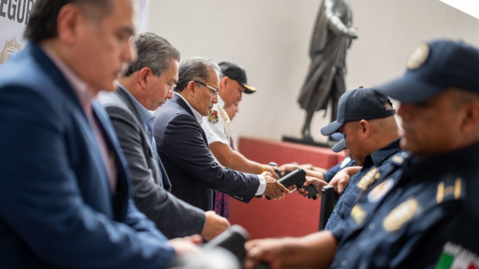 Entrega Escobedo armas no letales “S2” a policías de Proxpol