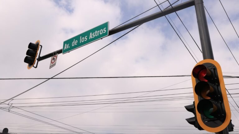 Instala Monterrey nuevo semáforo en avenida de Los Astros y Altamisa