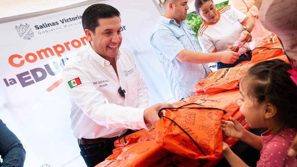 Entrega Raúl Cantú más de 72 mil kits escolares