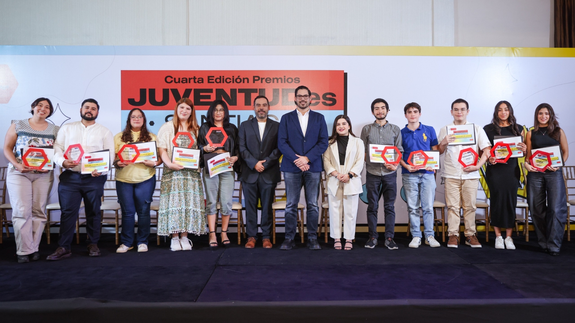 Reconoce Santiago a jovenes en Premios ‘Juventudes Santiago’