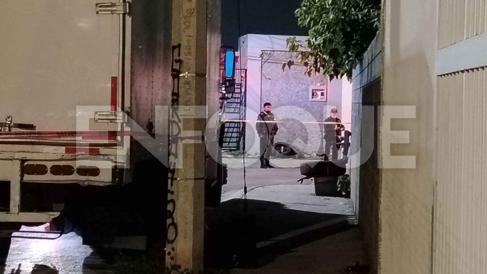 Balean dos viviendas en Juárez; hallan 80 casquillos