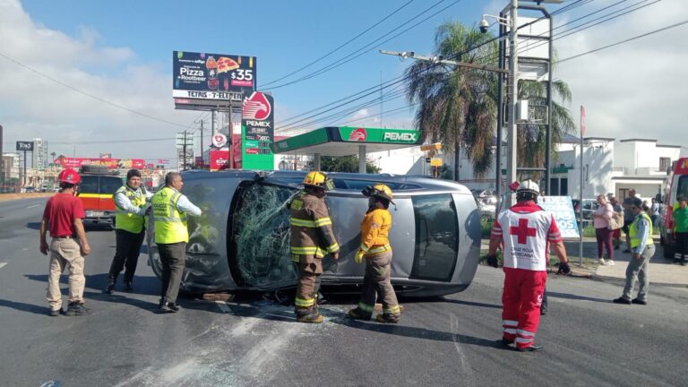 Carambola de cinco vehículos deja un lesionado en Monterrey