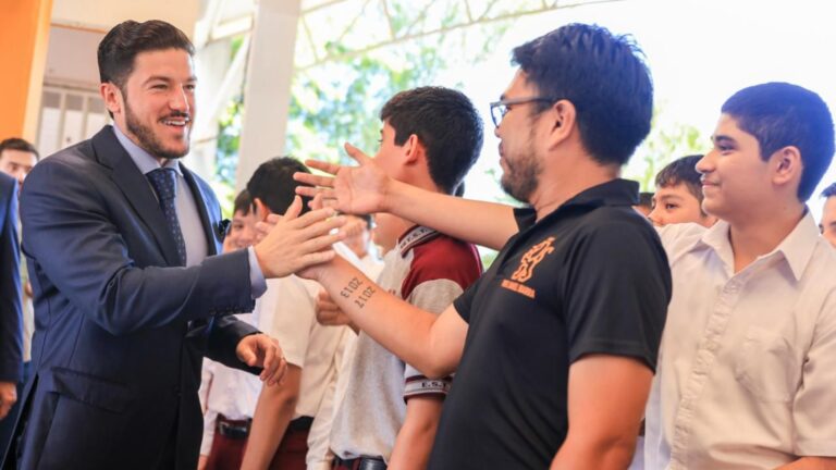 Entrega NL kits escolares en Escuelas de Tiempo Completo