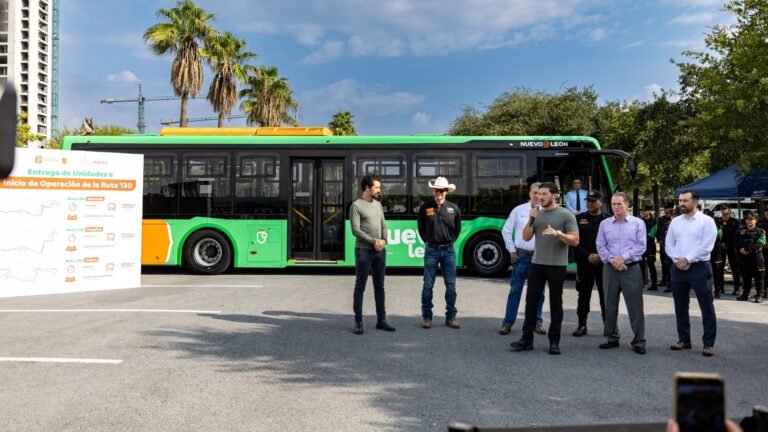 Entrega Samuel 26 nuevos camiónes para la ruta 130