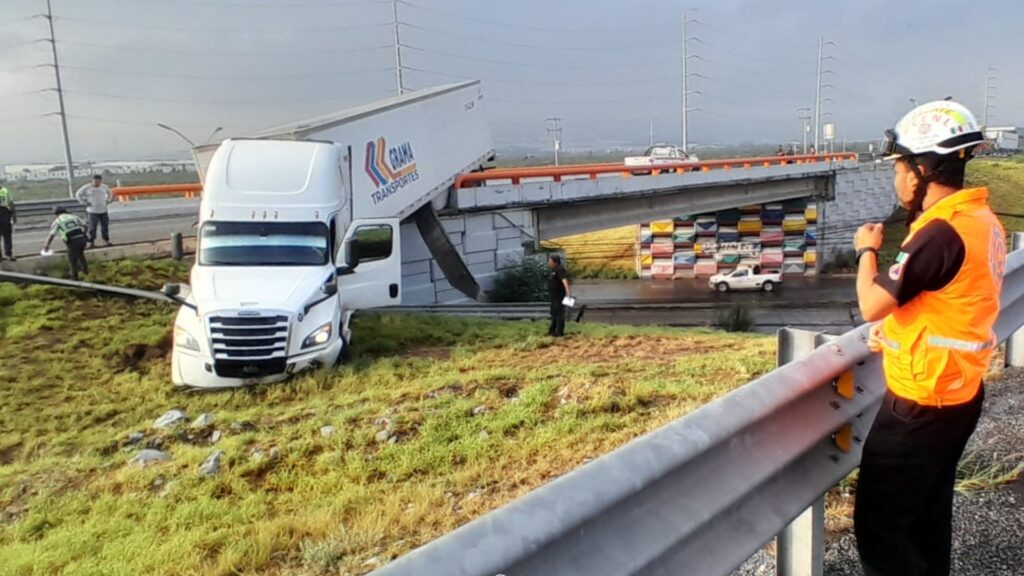 Trailer cae de puente en García