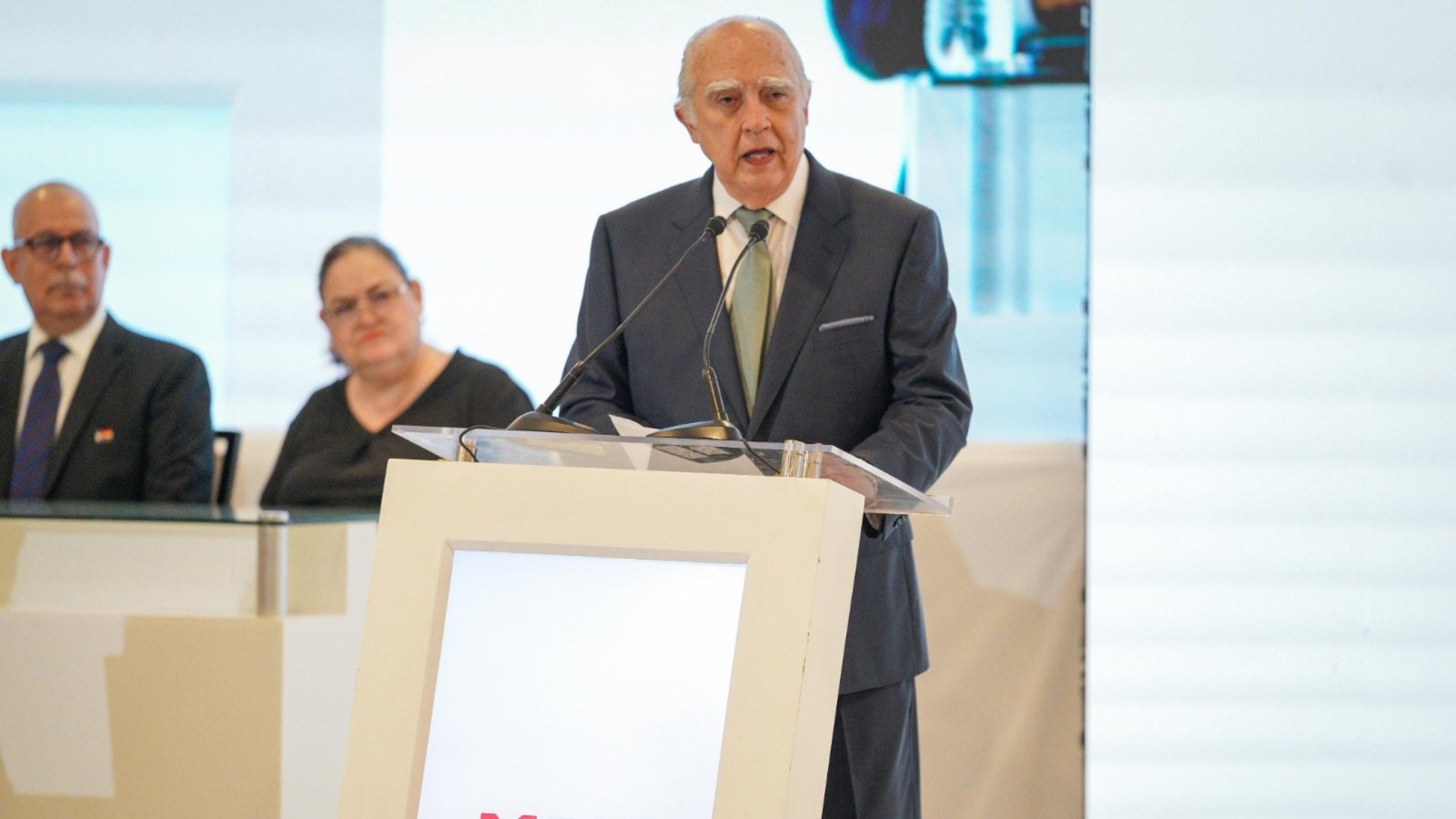 Recibe Fernando Canales Clariond la Medalla al Mérito “Diego de Montemayor” 2025