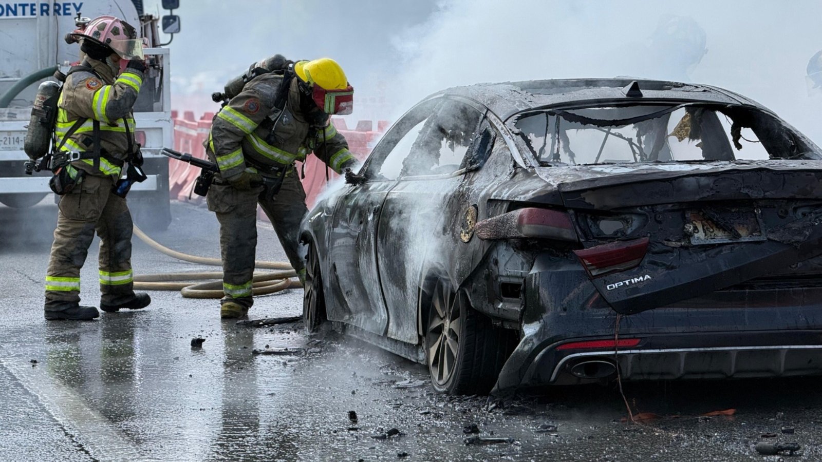 Auto se incendia en Avenida Constitución en Monterrey
