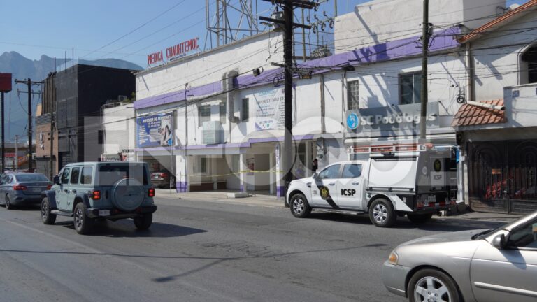 Catean clínica en Santa Catarina tras muerte de mujer en cesárea
