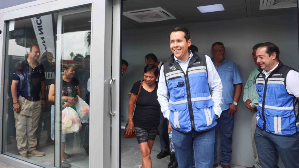 Inaugura San Nicolás primer parabús climatizado y con wifi