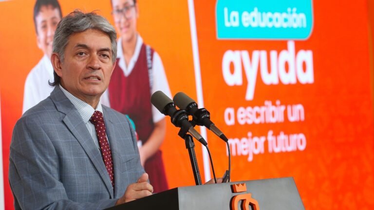 Triplica NL apoyos escolares y entrega más de 201 mil uniformes