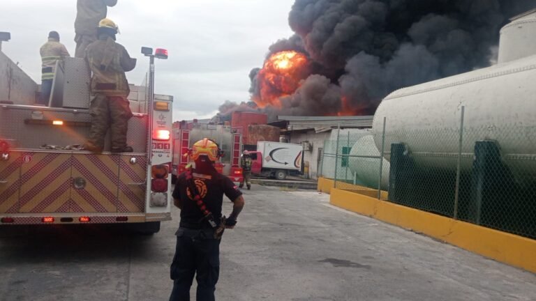 Incendio en fábrica de aceites sintéticos en Apodaca